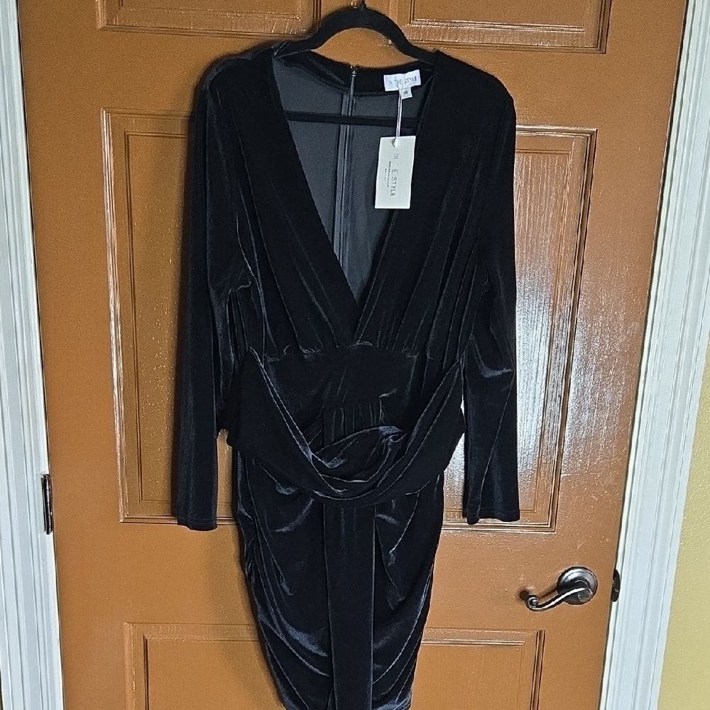 In The Style-Blk velvet deep Vneck draped dress with band at waist Sz 18 NWT